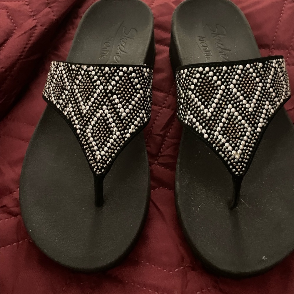 Sketchers Black metallic beaded women’s sz 6 Arch fit flip flops. Guc